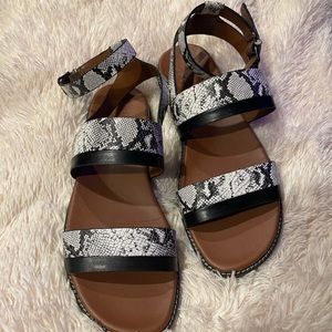 Naturalizer Kelsie snakeprint sandals 8